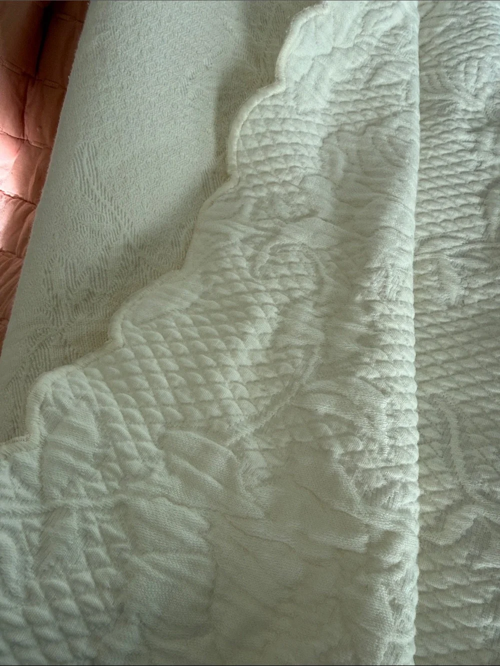 The Company Store White Quilted Bedspread Scalloped Edge coverlet Queen